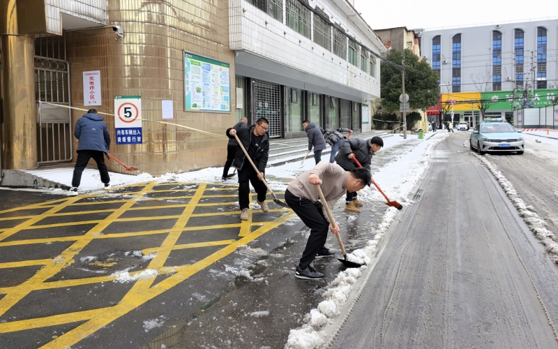 公安縣煙草局分管領導帶領工作突擊隊清理公路積雪。