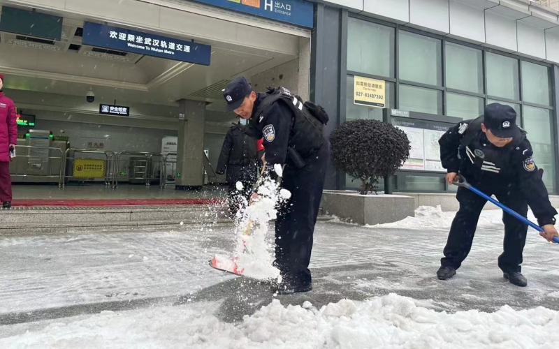 武漢公安應對低溫雨雪冰凍天氣。