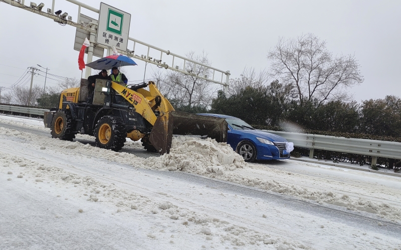 鏟車開道除雪。袁永華攝