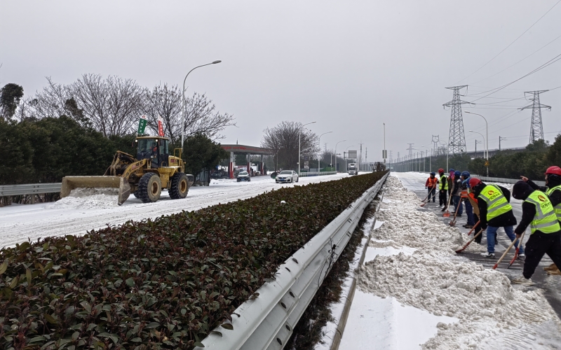 突擊隊員齊心協力鏟雪除冰。袁永華攝