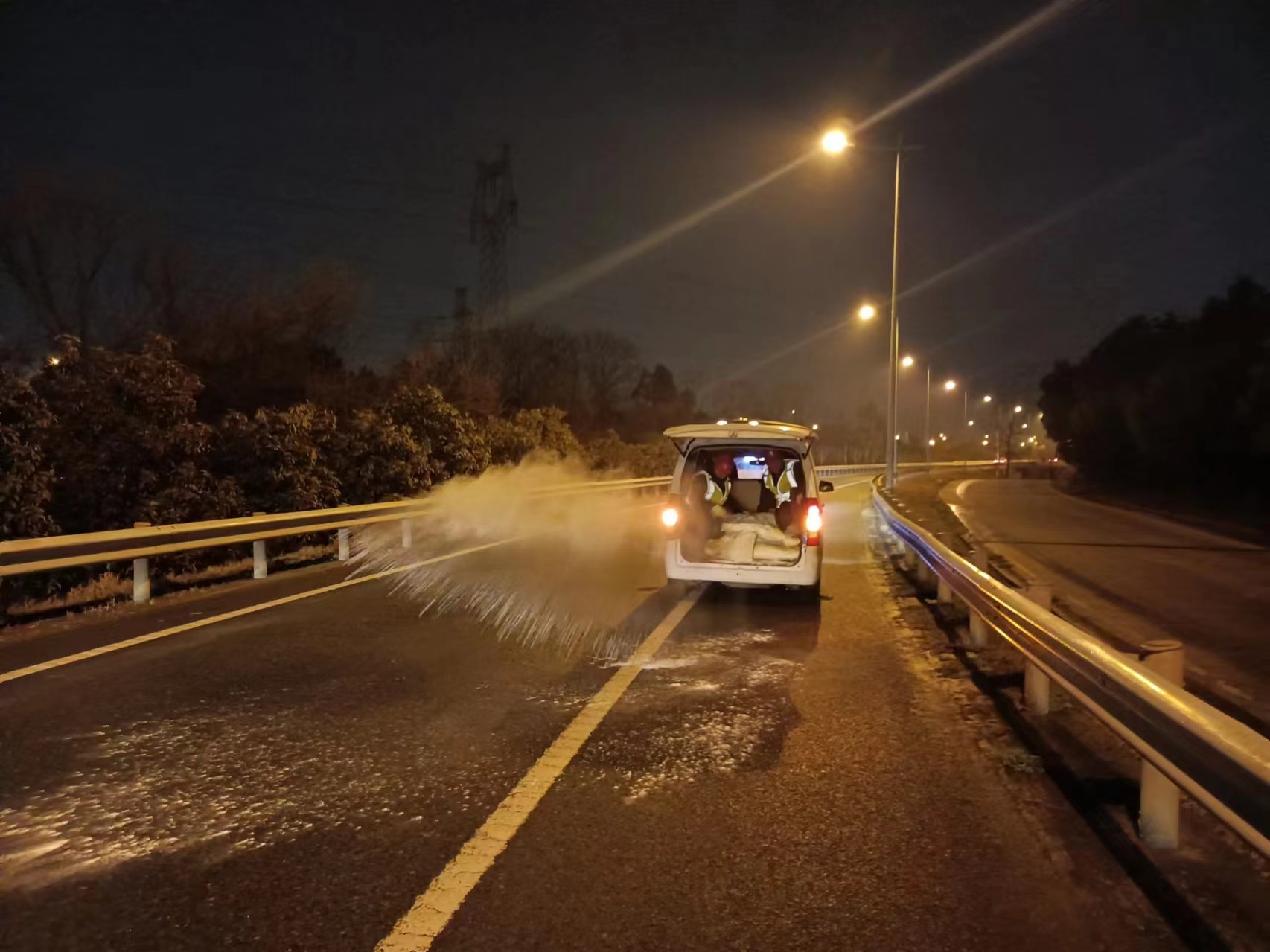 在雨雪成冰前預洒融雪劑。袁永華攝