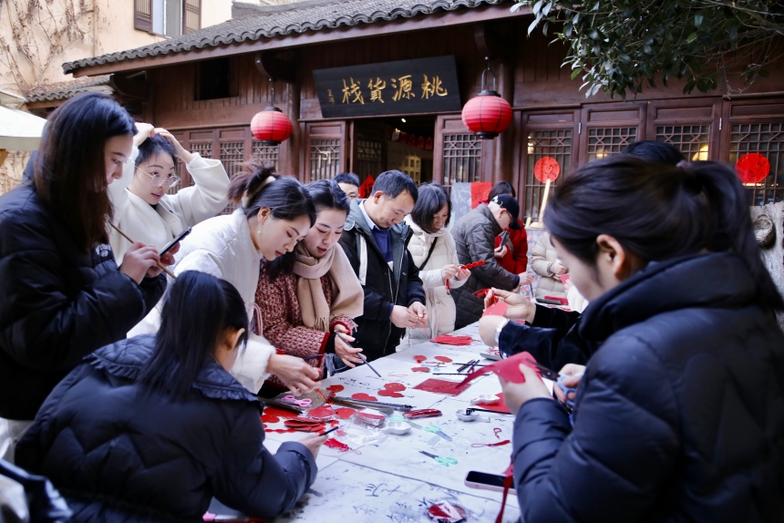 市民在桃園貨棧前剪窗花。