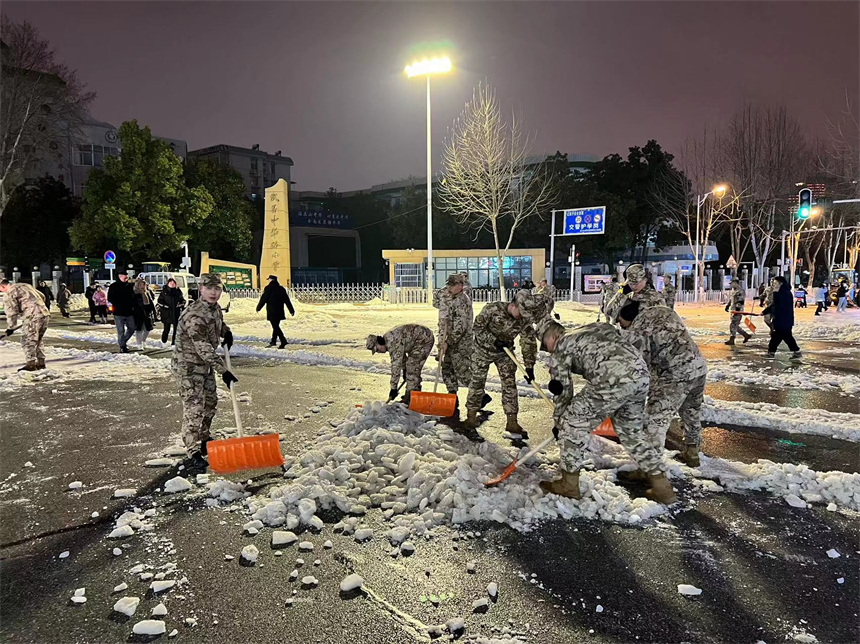 武漢市中華路街道：鏟雪除冰保暢通【3】