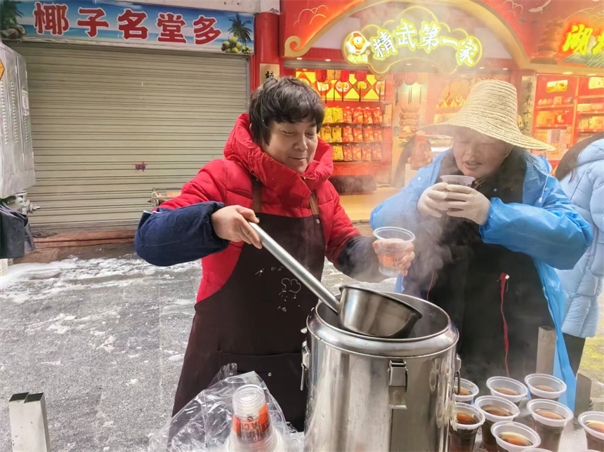 武漢市中華路街道：鏟雪除冰保暢通【2】