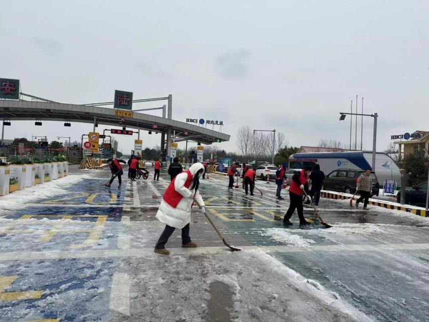 南城街道清掃南城高速出入口積雪。