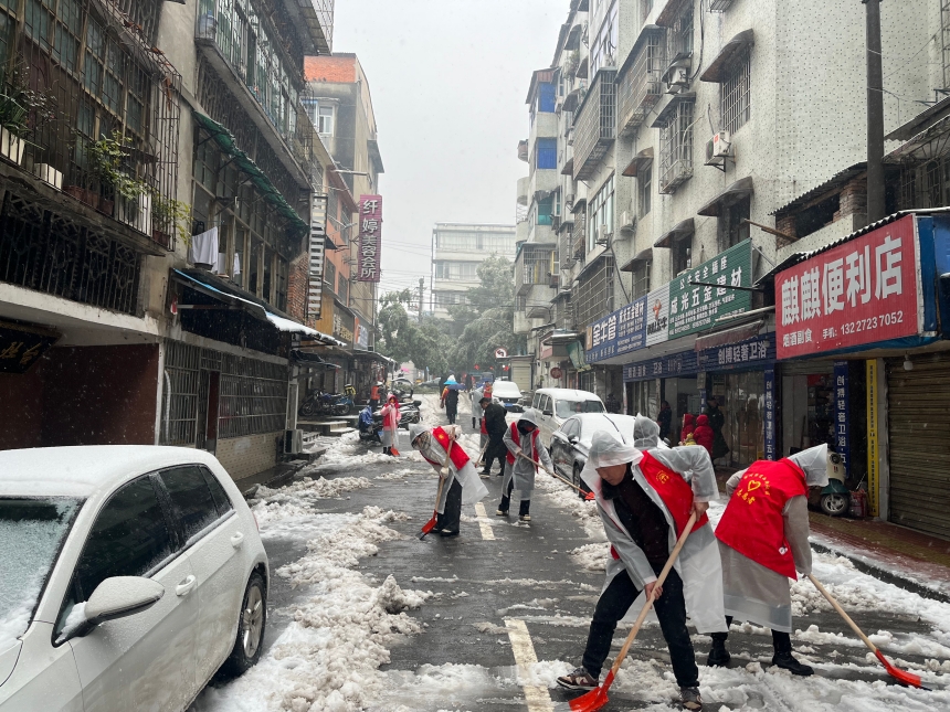 赤壁烟草党员志愿者在包保责任路段扫冰除雪。