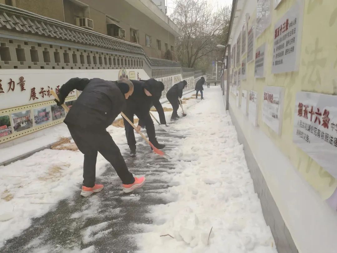 武昌區人大辦協助水果湖街道東湖路社區清除積雪，鋪設草墊。