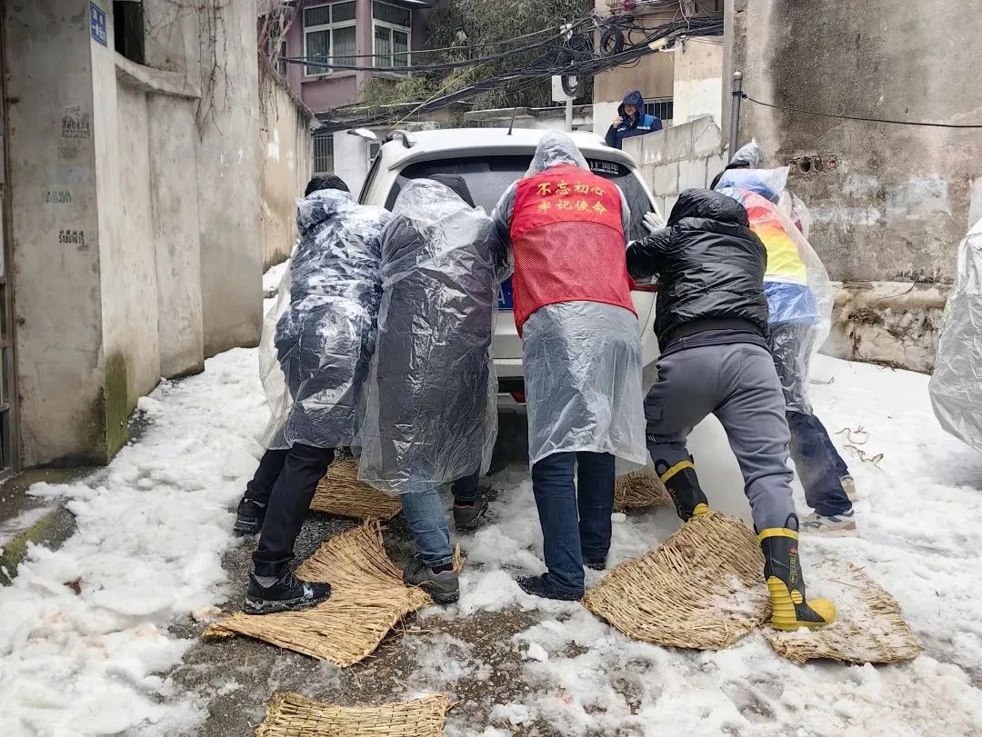 首義路街道武南村社區城市花園小區居民志願者自願參與掃雪，並幫助業主把車推到安全位置。