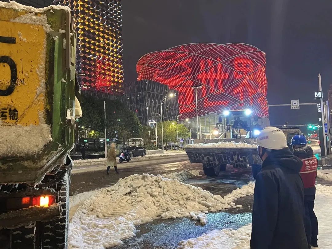 武昌經濟開發區管委會和中鐵十一局調集大型車輛，在水果湖地區除雪鏟冰，保証白鷺街道路暢通。