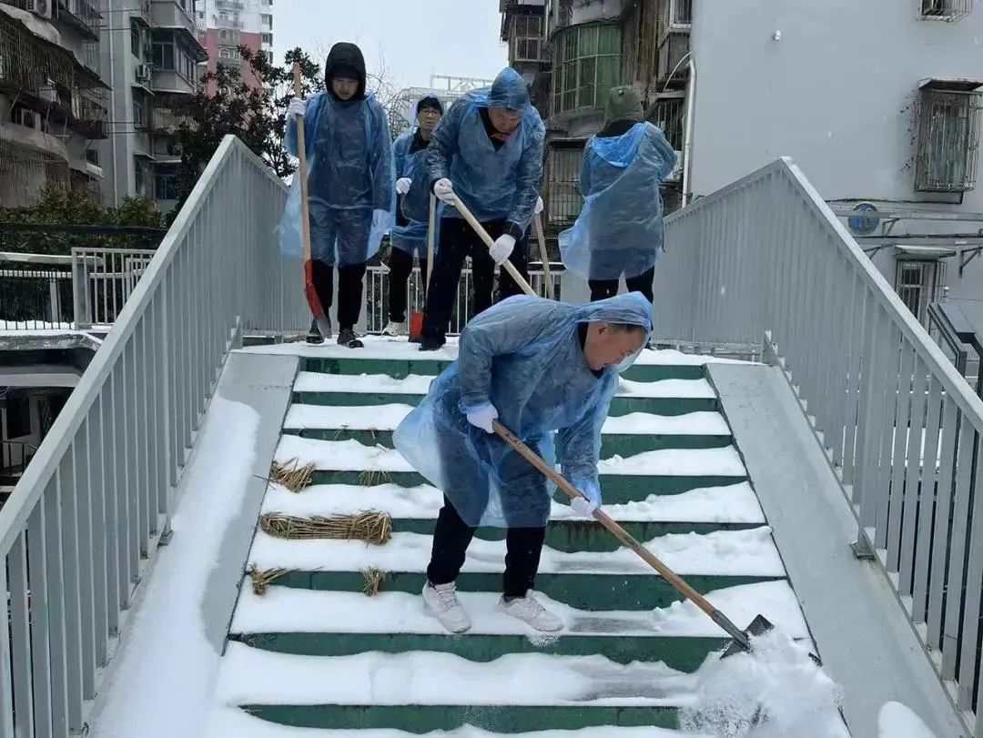 首義路街道長湖社區，民盟湖北省委機關干部與街道、社區工作人員一起鏟冰除雪，並對重要通行路段進行撒鹽融雪，保障重要路段的居民、商戶出行安全。