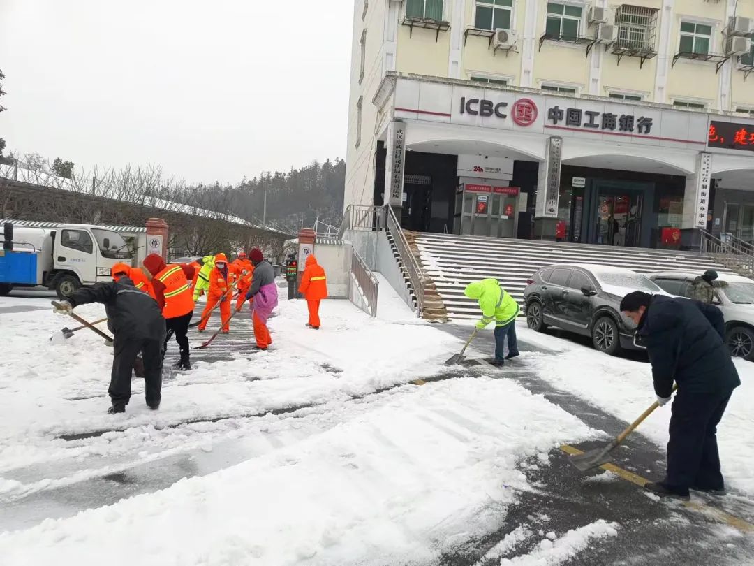 石洞街道辦事處為轄區主干道撒鹽防止路面結冰，街道、社區和環衛全體工作人員參與掃雪。