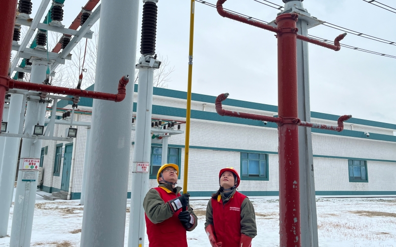 荊州變電運維員工在變電站用絕緣杆除冰。吳可攝