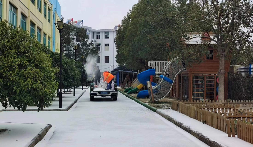护航开学季 武汉东西湖全力扫雪除冰清路障