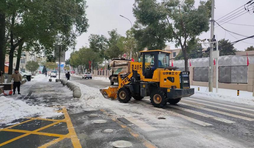 护航开学季 武汉东西湖全力扫雪除冰清路障【3】