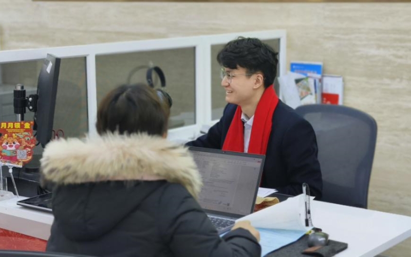 中国银行鄂州分行恶劣天气仍正常为客户提供金融服务。