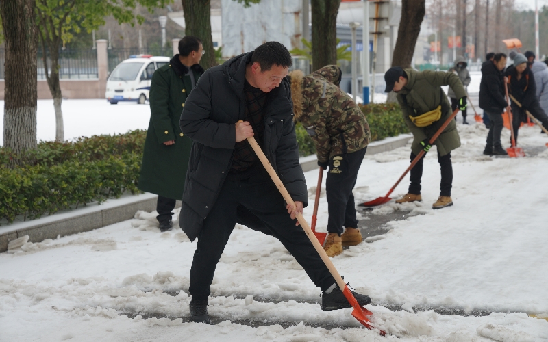 武昌首义学院教工奋战扫雪除冰。