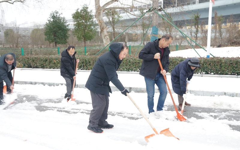 武昌首义学院教工奋战扫雪除冰。