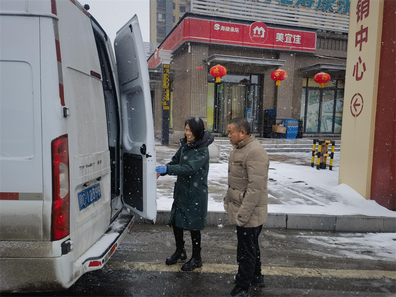 风雪中的配送人员。席曙光摄