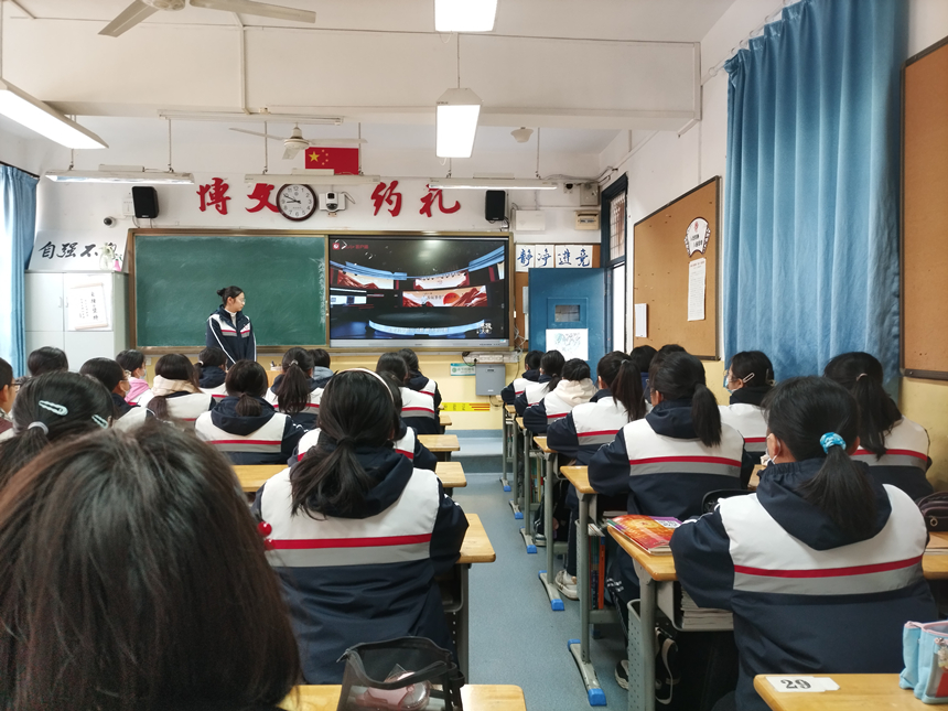 武汉市第十四中学高一俄语实验班学生集中收看思政大课。受访者供图