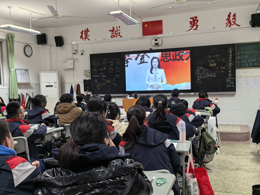 武漢中學學生集體觀看思政大課。受訪者供圖