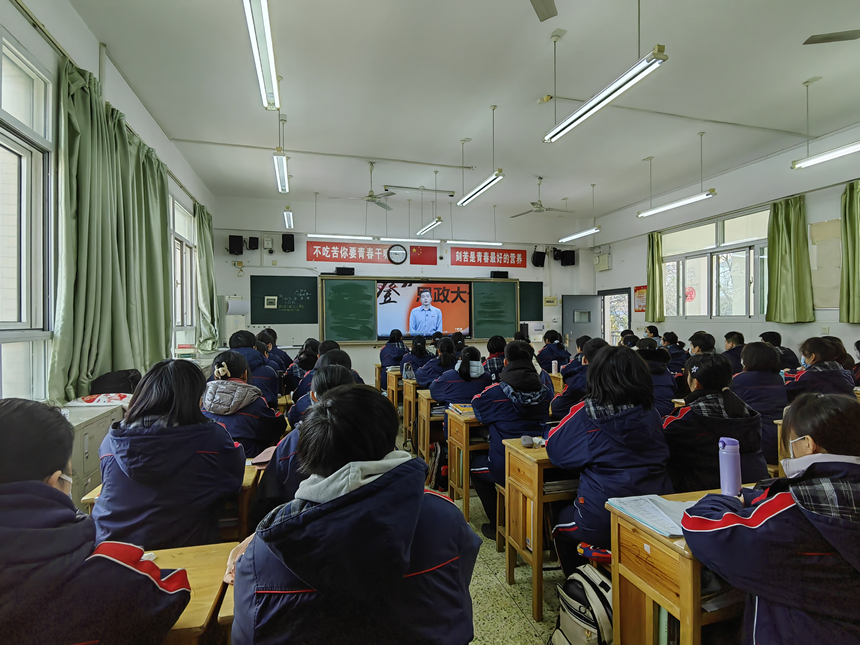 湖北省實驗學生集體觀看思政大課。受訪者供圖