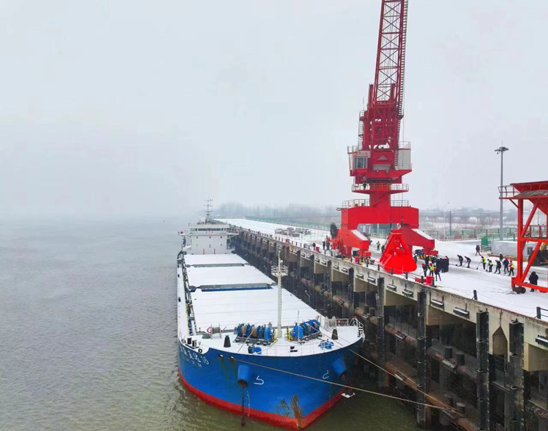 “江海直达16”轮抵达湖北省鄂州三江港码头。舟山市港航和口岸管理局供图