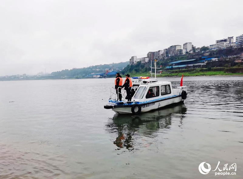 合江县自然保护地服务站巡护队队员乘船巡护。人民网 彭茜摄