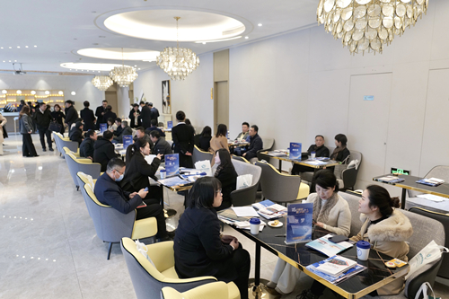 政银企对接会沙龙区,多方相互交流。