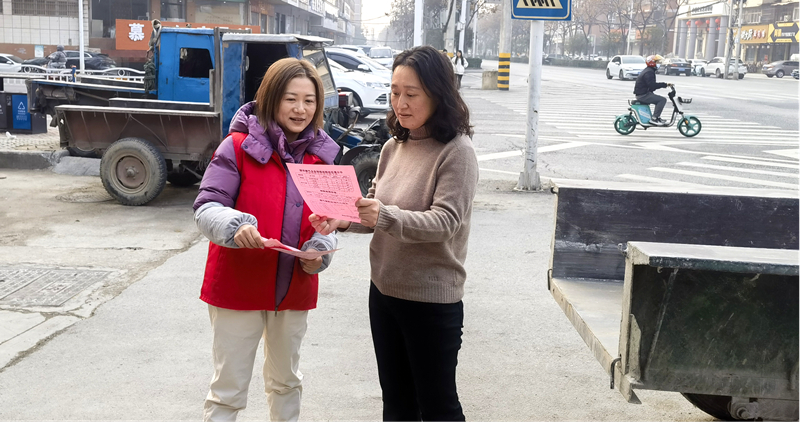 武汉市黄陂区烟草专卖局党员向街道群众宣讲燃气安全知识。