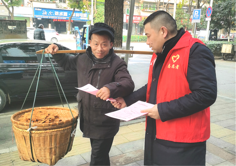 武汉市黄陂区烟草专卖局党员为零售户讲解新型诈骗案例。