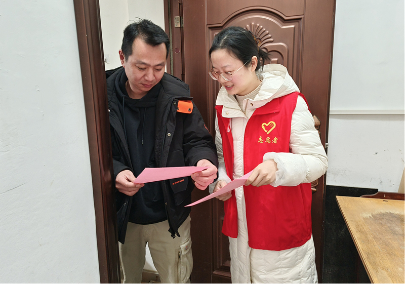 武汉市黄陂区烟草专卖局党员开展普法宣传活动。