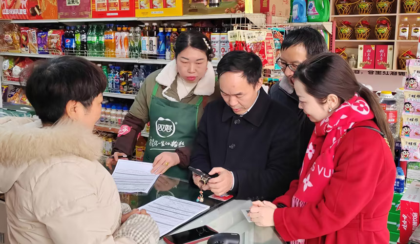 中国银行工作人员上门为卷烟零售商户宣传“烟草贷”政策