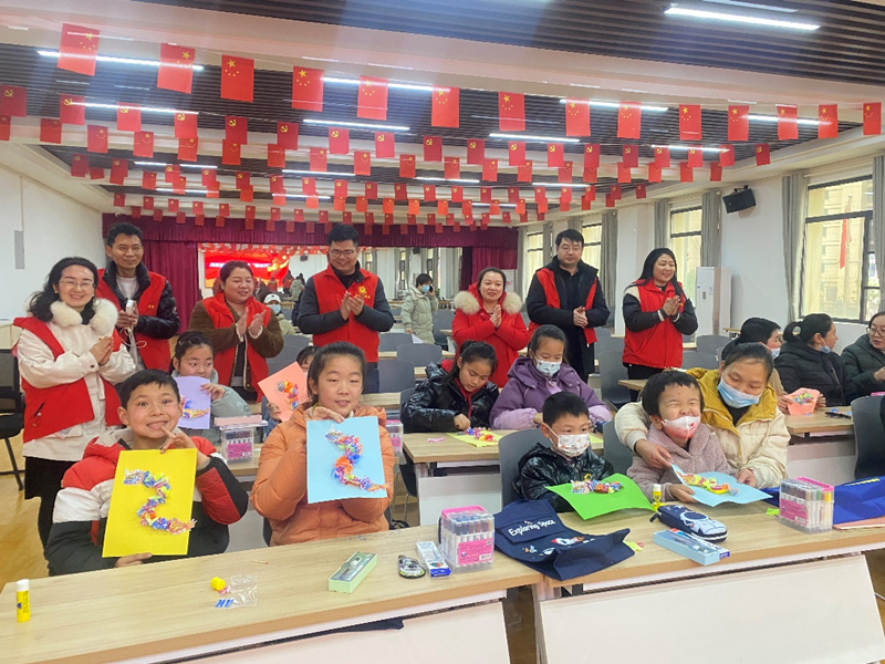 孩子们展示制作完成的五彩祥龙。