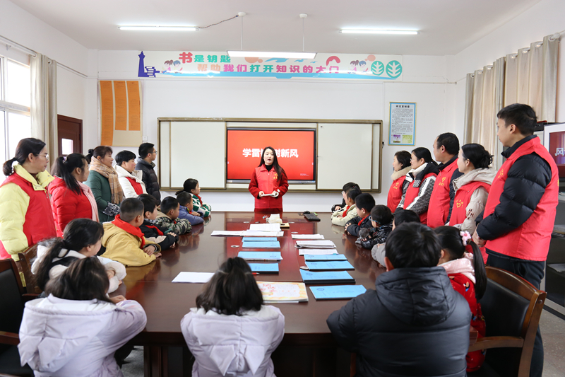 党员志愿者与孩子们一同品读《雷锋日记》经典语录。