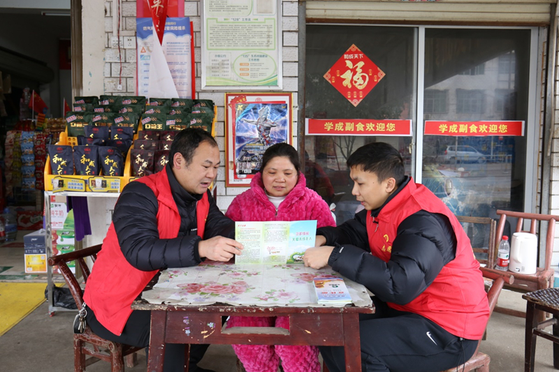 党员志愿者为帮扶村零售客户讲授《未成年保护法》。