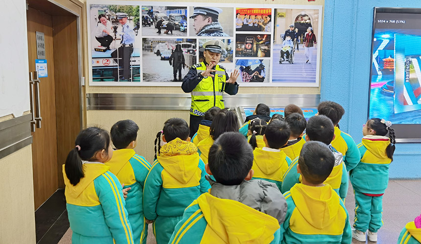 幼儿园小朋友走进硚口区交通大队，学习雷锋精神。