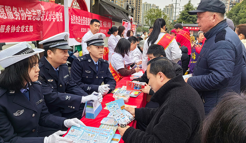 汉阳区交通大队宣教民警走进江堤街江欣苑社区，携手开展学雷锋践行动暨汉阳交警进社区送安全活动。