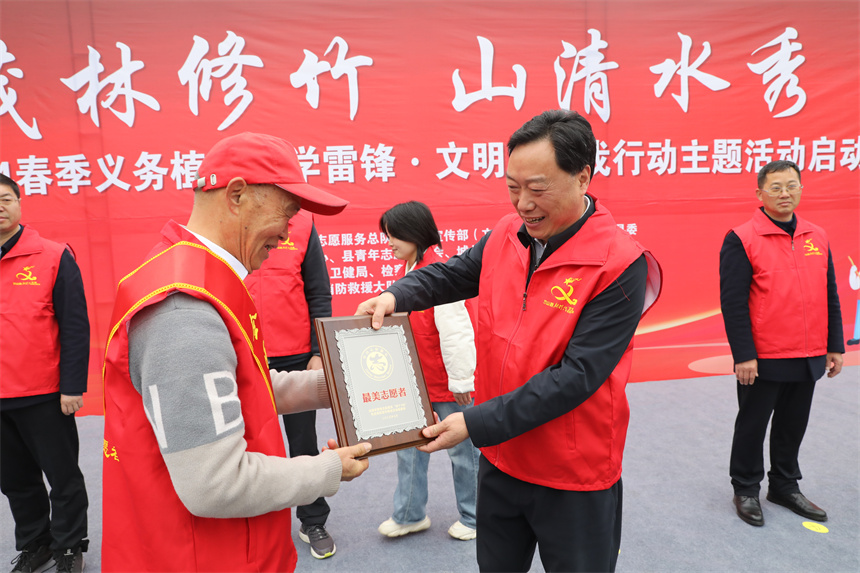 湖北竹山:学习雷锋正当时 植树造林添新绿