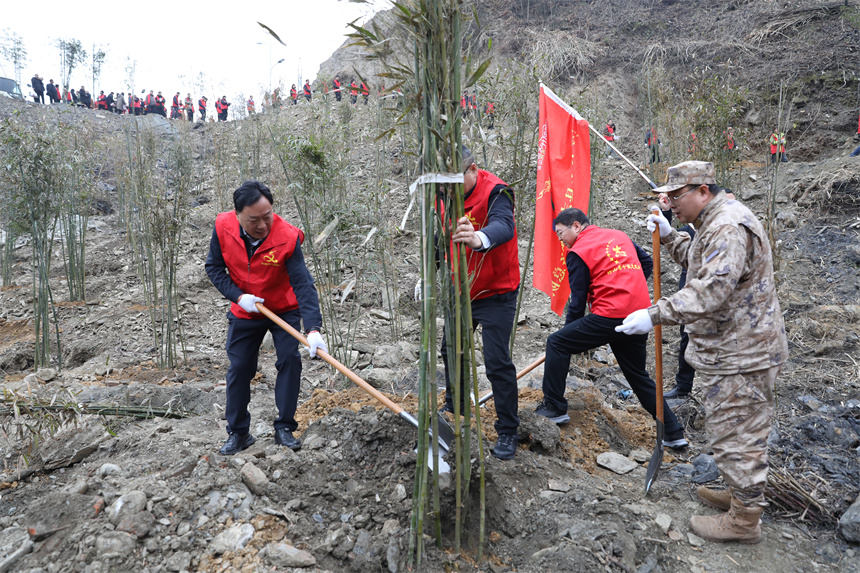 湖北竹山:学习雷锋正当时 植树造林添新绿