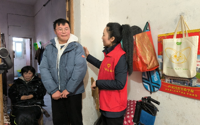 ”梅妈“鼓励受助学生中考加油。郑慧超摄
