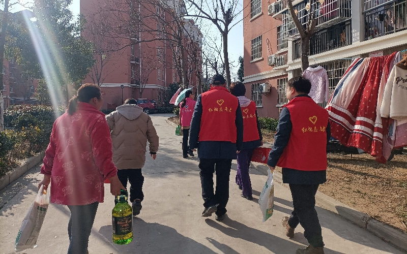 志愿者们到受助家庭送物资。红安卷烟厂摄