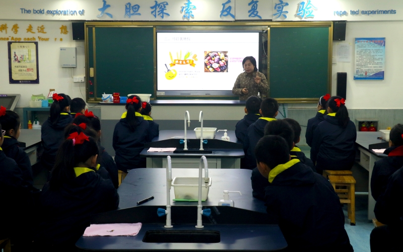 专家给孩子们讲述土豆引入中国的故事。