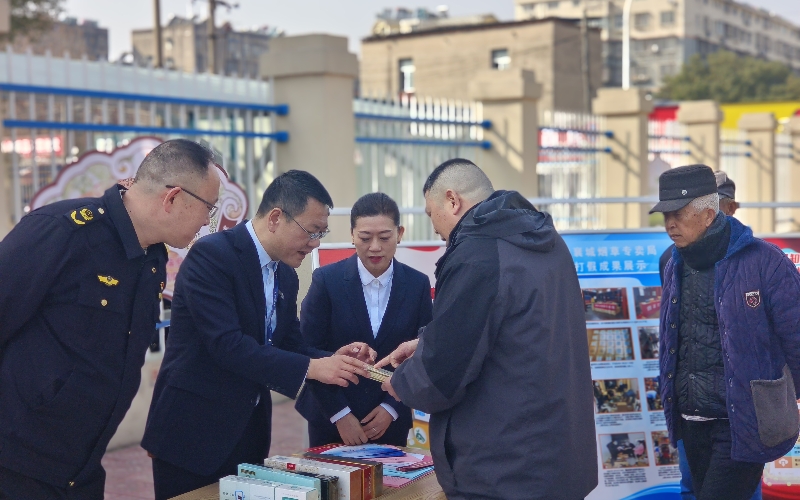 襄城烟草专卖局与襄城区市场监督管理局联合开展“3·15”宣传活动。