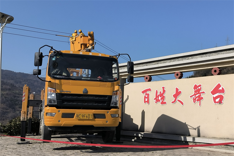 3月12日，國網竹溪縣供電公司帶電作業班在兵營鎮小泉河村為十巫南高速竹溪段專變帶電搭接引線工作。