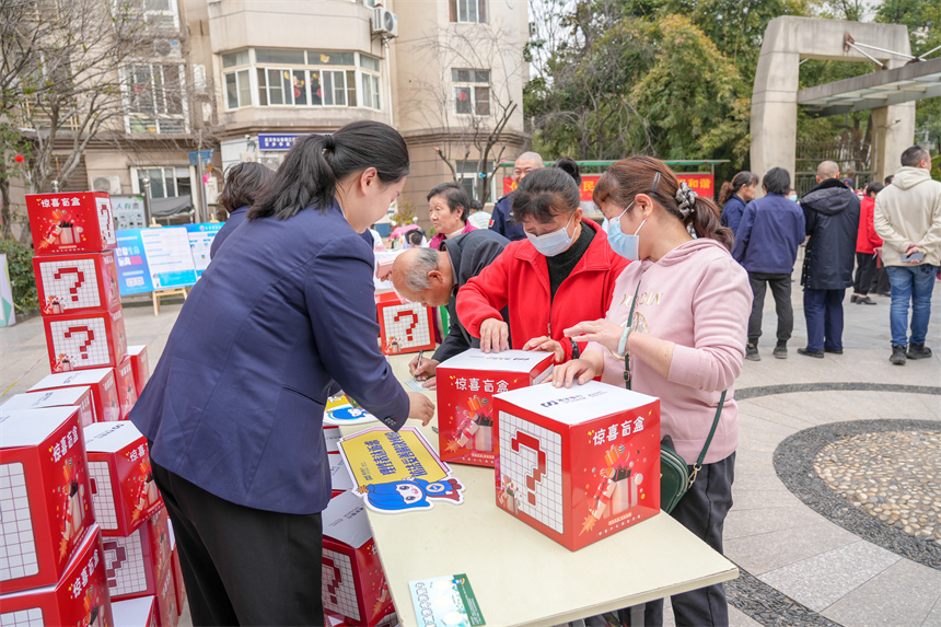 浦发银行武汉分行进社区开展游园集市学金融知识活动【5】