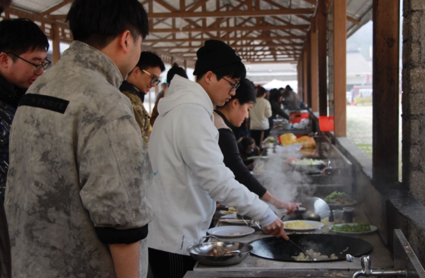 耕地、种树、土锅灶烹饪 千余名大学生田间上劳动教育课【2】