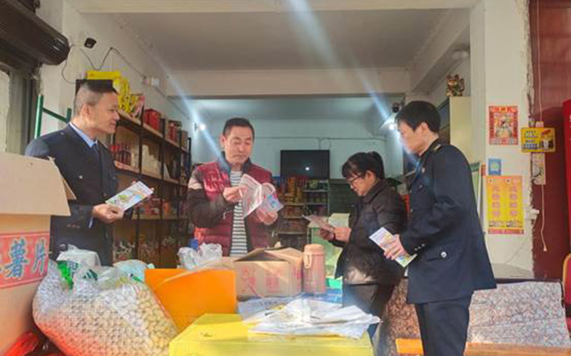 赤壁煙草市管員開展鄉村普法活動