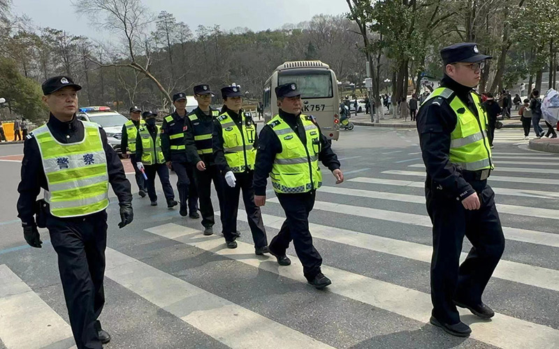 民警在武大校园内联动联巡
