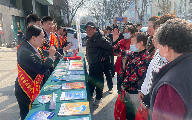 邮储银行湖北省分行走上街头向广大市民和游客宣传普及金融消费者权益知识。