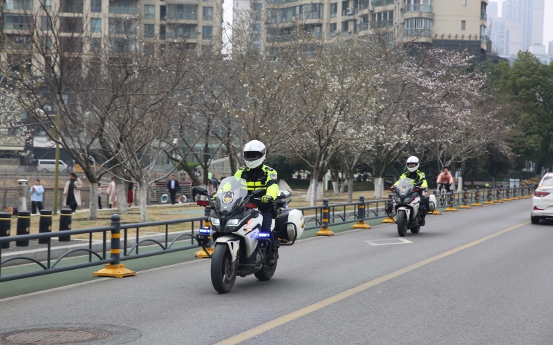武汉交警坚守岗位，护航游客出行顺畅。